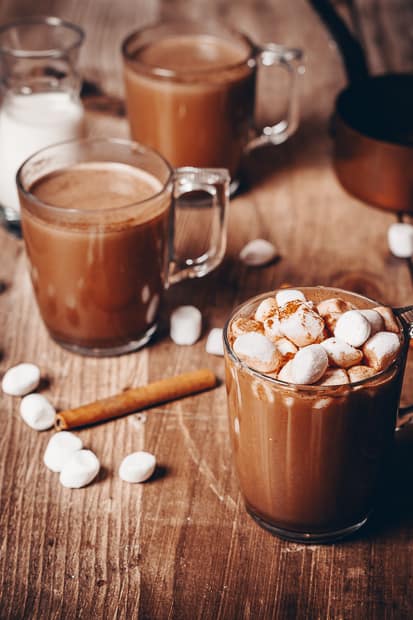 Préparation de chocolat chaud à la guimauve sur bâton